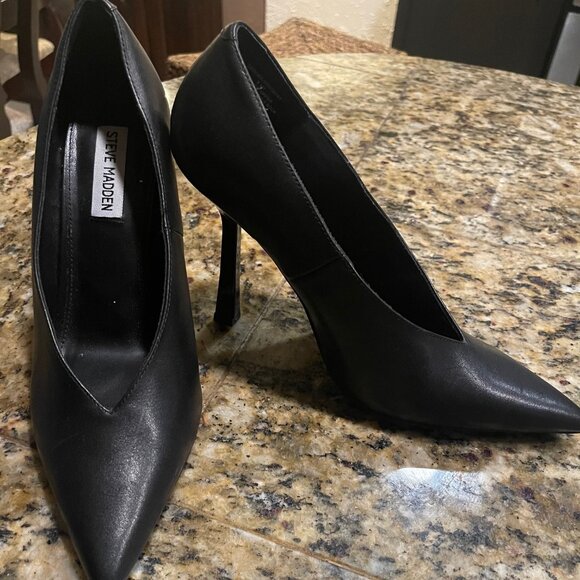 Steve Madden Black Soft Leather Classic Pumps - Picture 2 of 4